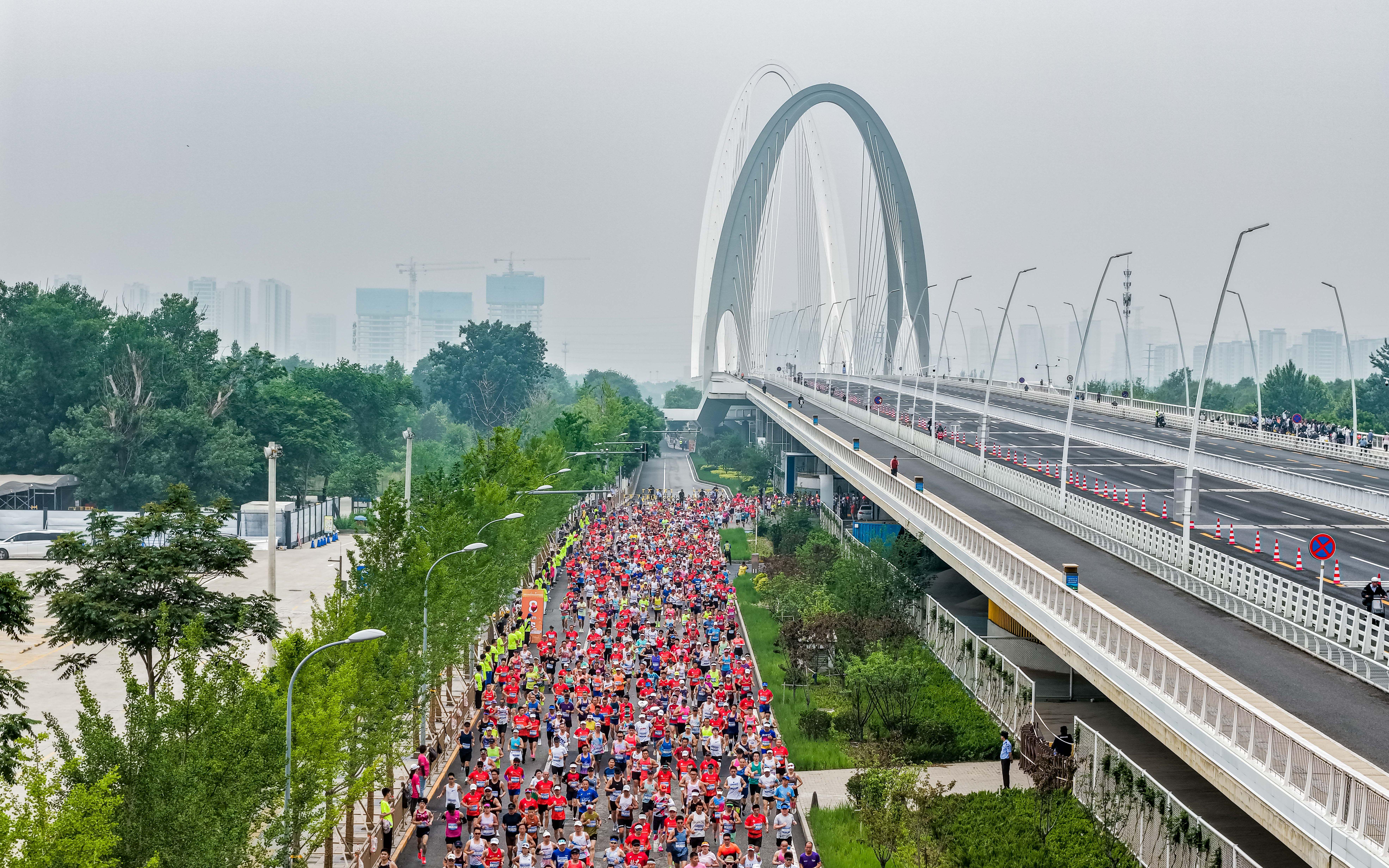 九游官网app下载-近万名跑者齐聚首钢园，石景山永定河半程马拉松收官